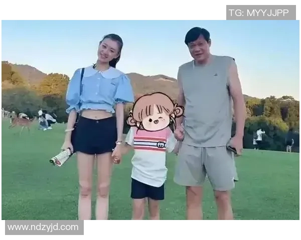 足球巨星妻子独自守家日常 生活点滴展现温馨与力量 足球巨星妻子独自守家日常 生活点滴展现温馨与力量