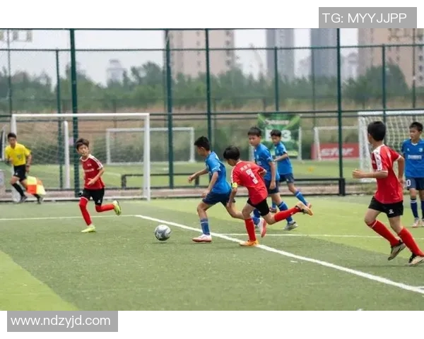 当足球巨星用铲球诠释防守艺术展现力量与智慧的绿茵较量 当足球巨星用铲球诠释防守艺术展现力量与智慧的绿茵较量