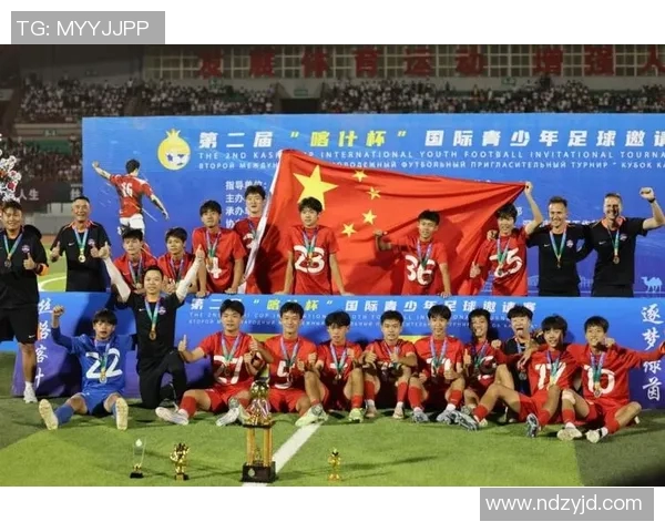 小球迷与足球球星击拳瞬间温暖人心传递激情与梦想 小球迷与足球球星击拳瞬间温暖人心传递激情与梦想